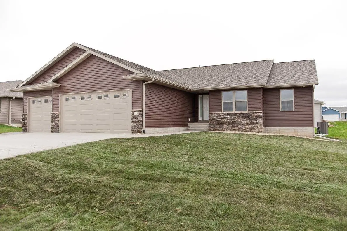 Custom home on Ridgeview Drive in Palo Iowa by Schrage Custom Homes