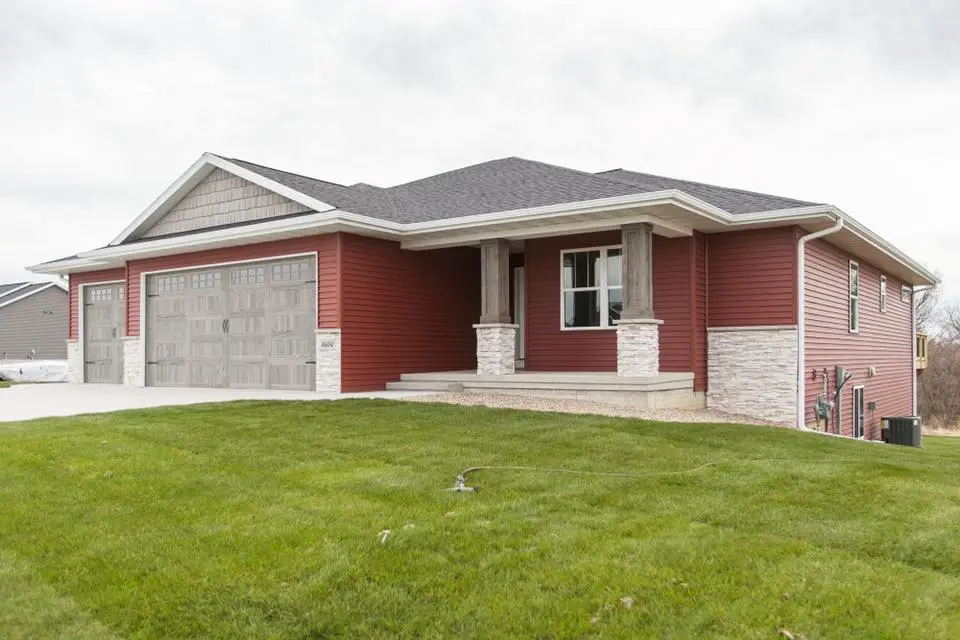 Custom home at 4604 Timber Road in Palo Iowa built by Schrage Custom Homes